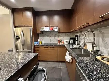 Spacious 3 bed 2 bath high rise penthouse for rent  near Lansdowne Road Richmond | 8871 Lansdowne Road, Richmond