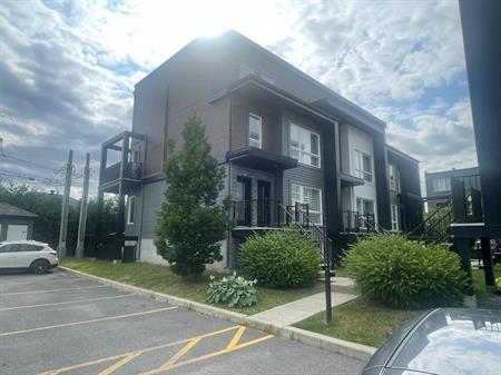Superbe 5 1/2 style Condo ! Sur 2 Étages - Cour Privé - A/C- Libre 1 Aout 2025 !! Rare sur Marche