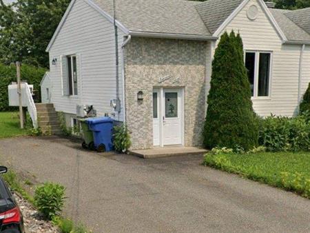 Jumelé à louer 2 chambres 1.5 salles de bain