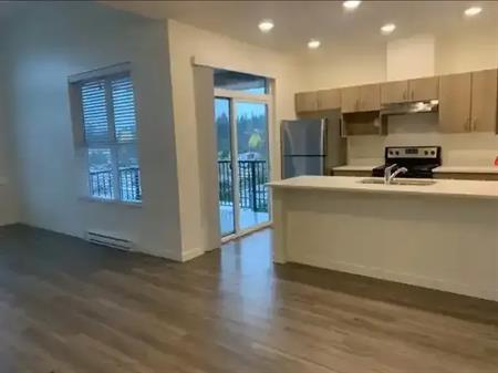 Spacious Corner Suite - 2 Bed Top Floor Apartment - AVAILABLE JULY 1ST | 1865 Salton Road, Abbotsford