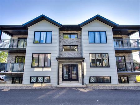 Appartement Saint-Zotique À Louer