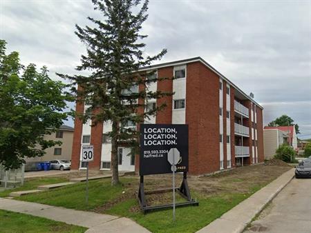 (Hull) Appartement Rénové Avec Internet Et Stationnement Inclus – Centre-ville De Hull