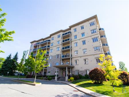 Condo à Louer - 156 Blvd De Lucerne #104