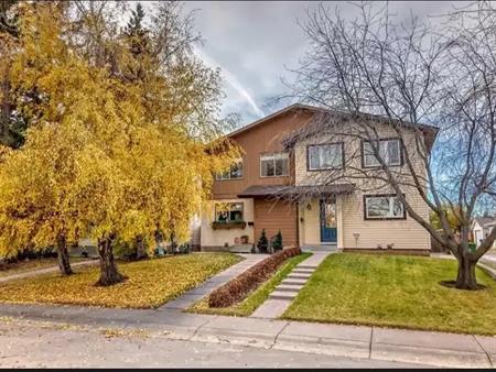 Pet Friendly, Cozy 3 bedroom Duplex in Cedarbrae | 2915 Cedarbrae Drive Southwest, Calgary