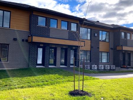 BEAU 4 ½| MONT-BELLEVUE|INTERNET|JUILLET