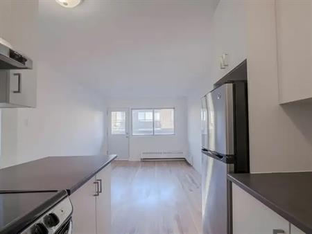 4570-4590 Queen Mary | 4570 Chemin Queen Mary, Montreal