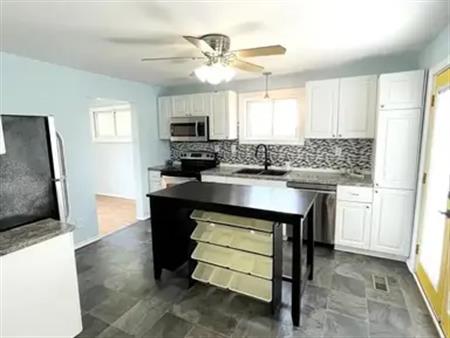 215 CANNIFTON ROAD N | 215 CANNIFTON ROAD N, Belleville