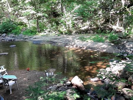 #chalet à louer St Alexis des Monts à moins de 2h de Montréal 3 chambres, directement sur la rivière