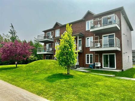 SUPERBE appartement style CONDO récent, grand 4 1/2 (1005 p.c.), dans un environnement paisible et très recherché, à seulemen
