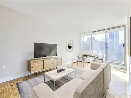 Blinkbonnie | 136 Bay Street South, Hamilton