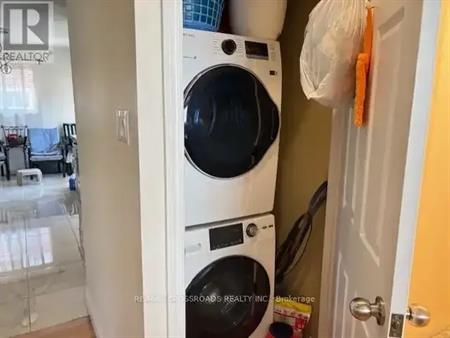 70 HUNT ( MAIN FLOOR ) AVENUE | 70 HUNT ( MAIN FLOOR ) AVENUE, Richmond Hill