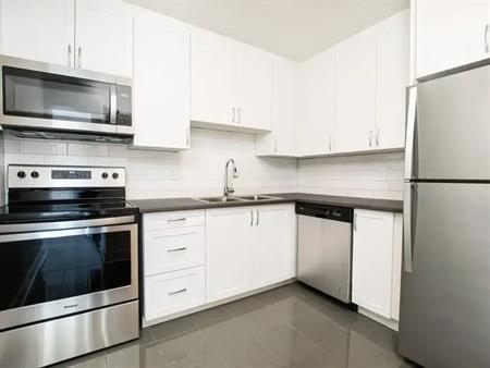 Langs Apartments | 550 Lang's Road, Ottawa