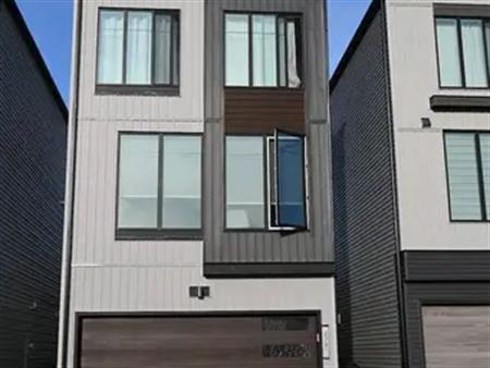Luxury living in modern 3-storey home - 4 Beds-3 Bath | 479 39 Street Southwest, Edmonton
