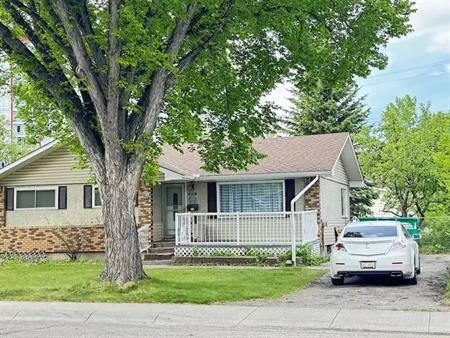 3+2 bungalow+RV Parking, Walk to LRT | 2835 Brentwood Boulevard Northwest, Calgary