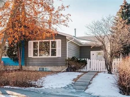 Charming Duplex in Queensland | 223 Queensland Place Southeast, Calgary