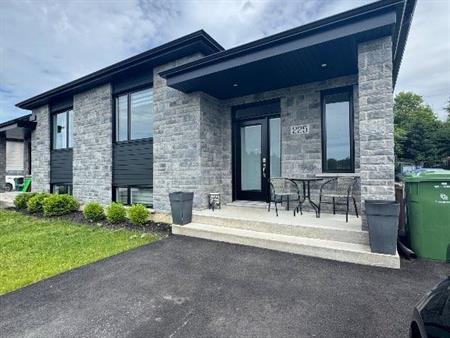 Grande maison 4 chambres à louer – 2 salles de bain