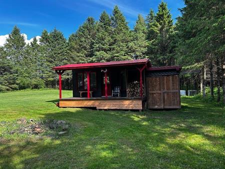 Chalet sur terre de 50 acres