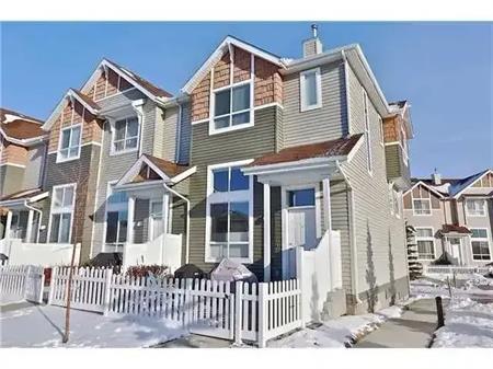 Sunny end unit townhouse in Tuscany for rent | Calgary