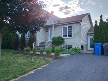 5 1/2, McMasterville, BAS DE MAISON DUPLEX (SOUS-SOL), bien insonorisé, cour privé, cabanon, secteur sécuritaire, tranquille,