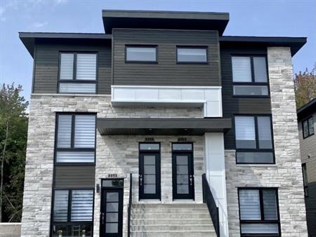 Grand 5 1/2 lumineux au 1er étage d'un triplex isolé construit fin 2024.