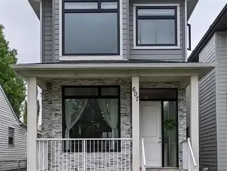 Detached House of Inner-City Luxury Home – $2,900/month | Calgary