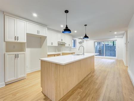 Appartement neuf dans le coeur du Vieux-Longueuil, 5 1/2 + salle de lavage. Disponible dès maintenant. Internet inclus.