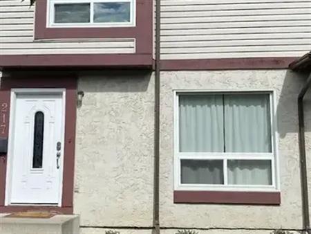ROOM FOR RENT - Cozy townhouse fully furnished except for your room | 217 Deerpoint Lane Southeast, Calgary