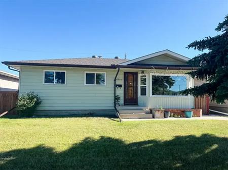 $2400 - 4 bed/2 bath Home in Kenilworth - super close to schools | 6916 83 Avenue Northwest, Edmonton