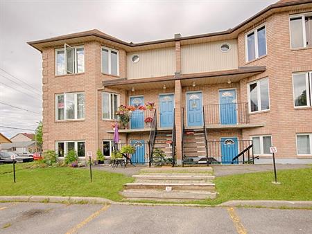 beau grand condo 2 chambres très tranquille 1300 pieds carrés