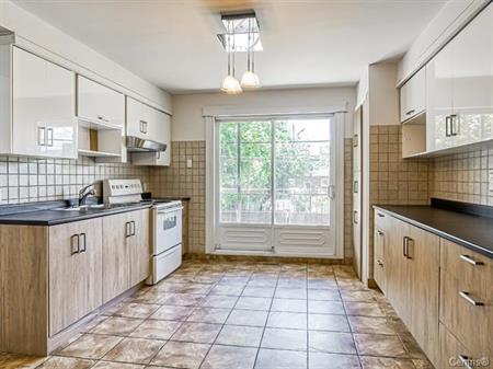*VILLERAY* Appartement rénové de 3 chambres à coucher avec cour arrière et stationnement