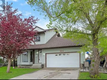 3 bedroom  Quiet Culdesac Home Backed onto green space | 224 Cedargrove Court Southwest, Calgary