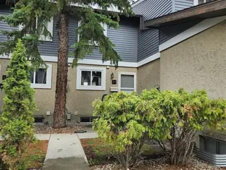 Spacious 3-Bedroom Townhouse in Millwoods | Edmonton