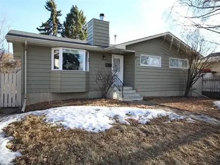 Brentwood Full House, Basement finished and large single Garage | Calgary