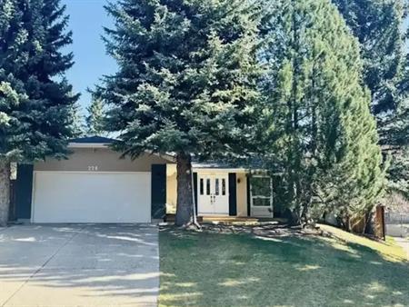 Large Executive Bungalow in Desirable Varsity Estates | 224 Varsity Crescent Northwest, Calgary