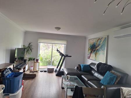 TRÈS BEAU et GRAND 5 et demi avec grand garage détaché fermé