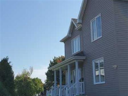 Grand Duplex 2 chambres+terrain+Balcon+Cabanon+2 Stationnements inclus. 20 min du centre ville de Québec