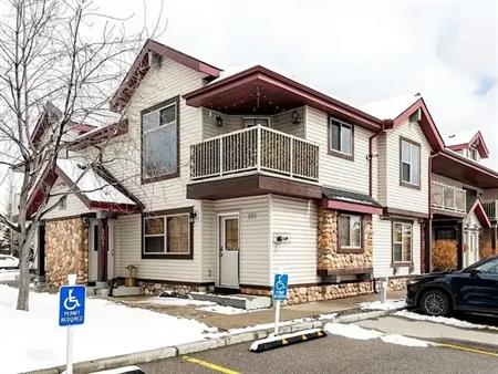 Spacious 1-Bedroom + Den Townhouse for Rent in 4 Everridge Square SW | 4 Everridge Square Southwest, Calgary
