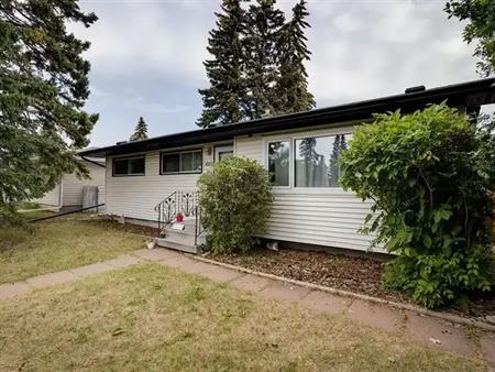 Cozy main floor 3-Bedroom Home for Rent - Wildwood, Calgary | 4320 Worcester Drive Southwest, Calgary