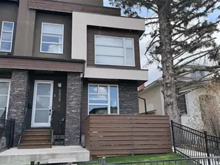 Modern 3 Bed, 3.5 Bath Townhouse in Killarney – A/C, Sonos, – Pet Friendly | Calgary
