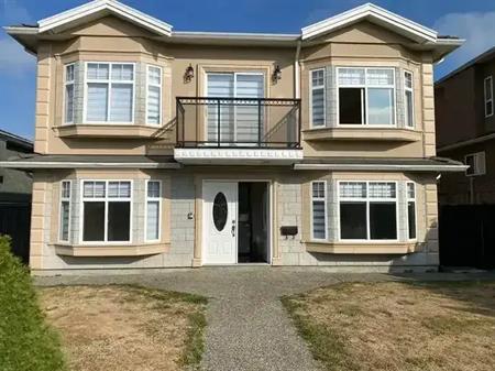 Beautiful 1 bed 1 den ground unit near Metrotown | 3755 Forest Street, Burnaby