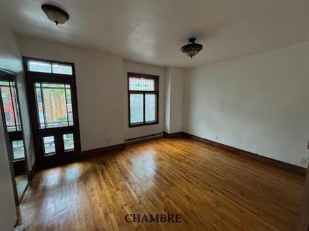 NDG. Metro Vendome.  Marcil.  Superbe. Renove Disponible immediatement, 2eme etage. Triplex.  Tres grand 1095sf. Lumineux