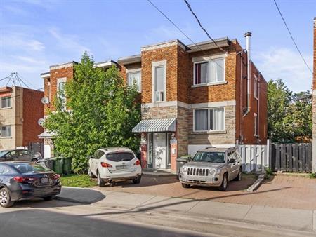 5 et demi haut d'un triplex, libre présentement