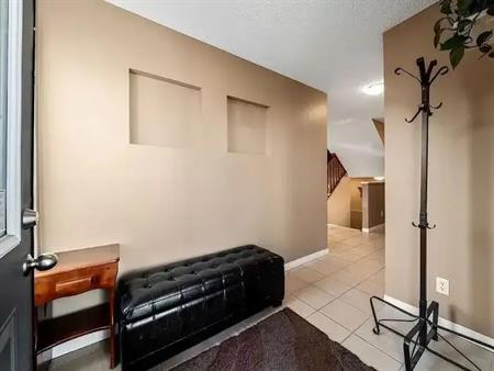 "Cozy & Modern 3-Bedroom Evergreen Home for Rent – Spacious Lot, Prime Location! | 209 Everridge Drive Southwest, Calgary