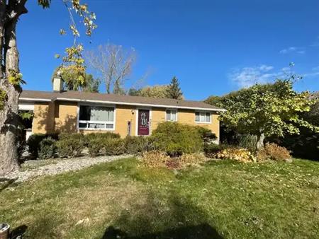 Bright 2 Bed, 1 Bath Main Floor Unit for Rent – 11 Khymer Court, Ottawa, ON | 11 Khymer Court, Ottawa