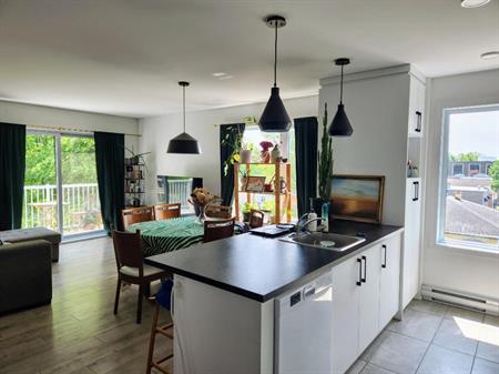 3 ½ avec BUREAU** au 3315, CHEMIN STE-FOY
