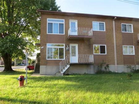 Logement à louer 6 1/2 sur 2 étages (Sous-sol et RDC). Propre et tranquille, près de tout (IGA, pharmacie, piste cyclable, ar
