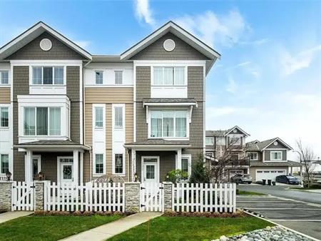 Gorgeous 3 Bdrm + Den Townhouse $3500 Sep 1 | Victoria