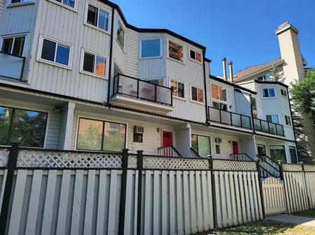 Downtown unit near Peace Bridge - with parking and a yard! | 4 - 711 3 Avenue Southwest, Calgary