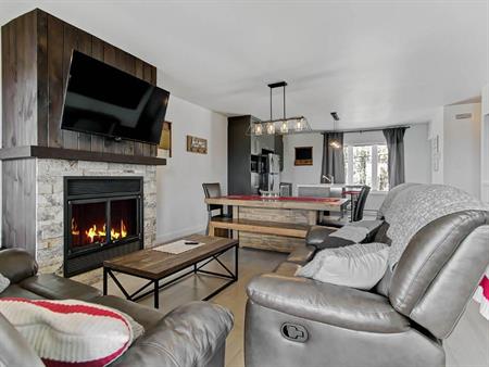 24 AOÛT 2025 - Le 2024 - L'Actif - Beau condo près du Mont-Sainte-Anne, 4 CH, 2 SDB, meublé et tout inclus avec stationnement