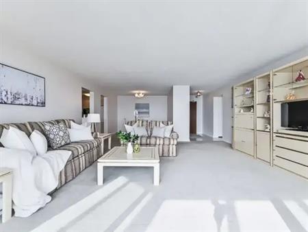 'Royal Vista' Desirable Lakefront! | 5280 Lakeshore Road, Burlington